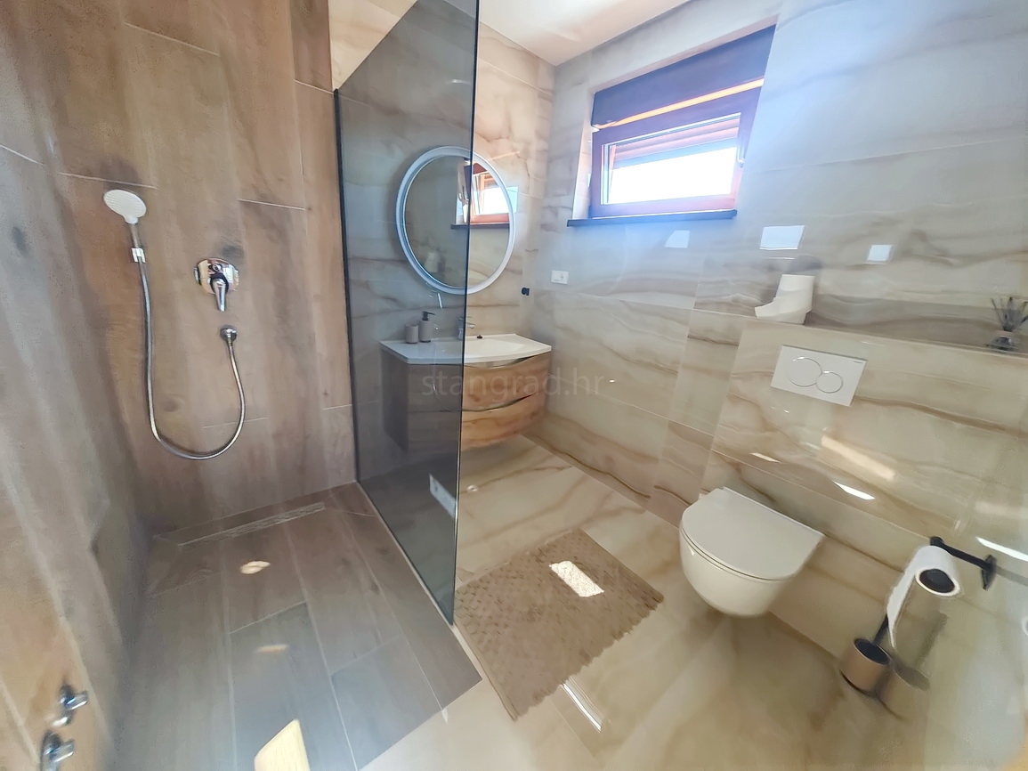 Malinska, moderna vila z bazenom na mirni lokaciji!