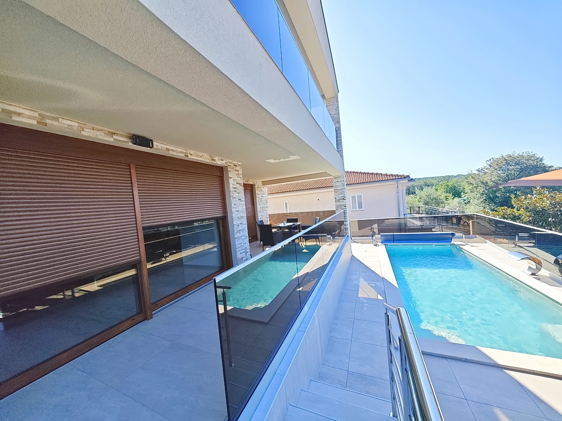 Malinska, moderna vila z bazenom na mirni lokaciji!