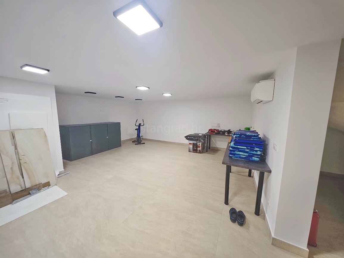 Malinska, moderna vila z bazenom na mirni lokaciji!