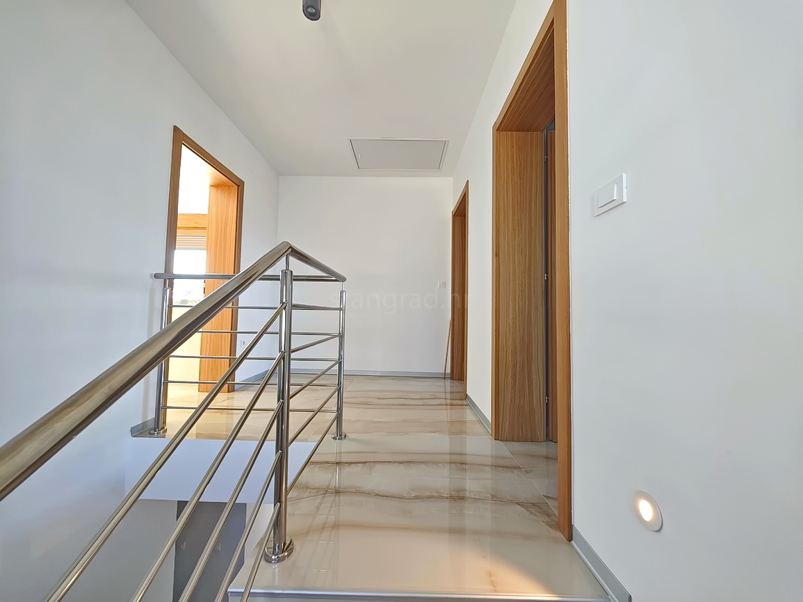 Malinska, moderna vila z bazenom na mirni lokaciji!