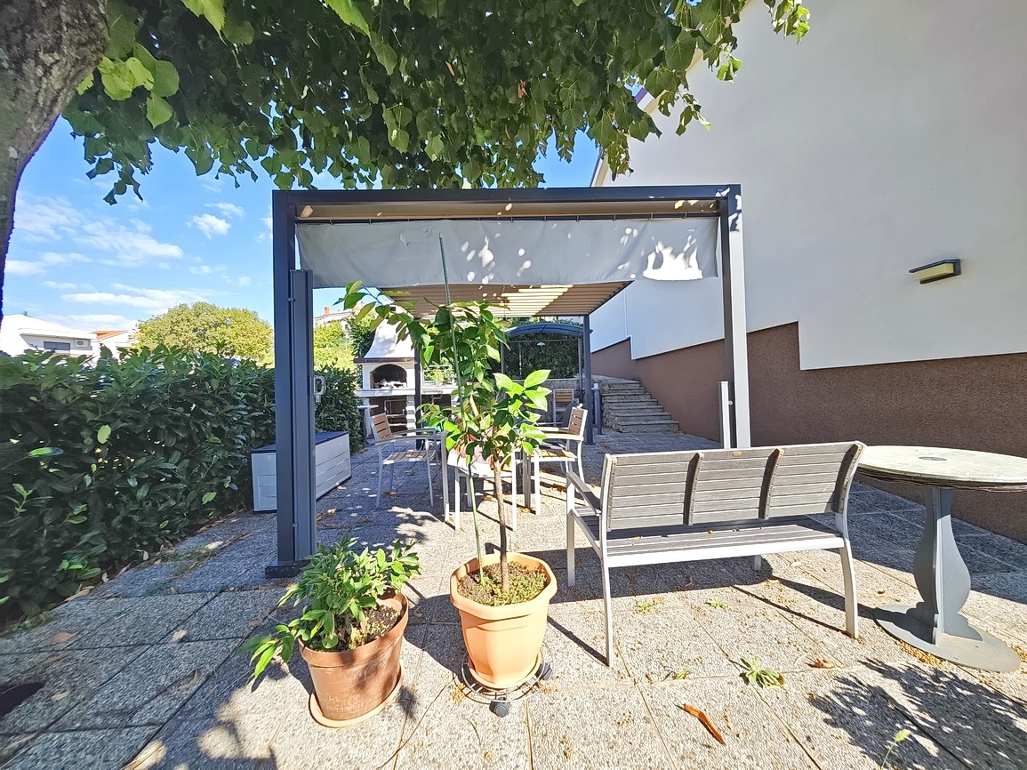 Njivice, enonadstropna hiša na odlični lokaciji v bližini morja!