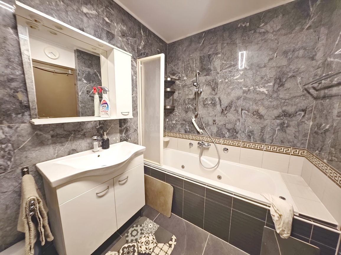 Njivice, enonadstropna hiša na odlični lokaciji v bližini morja!