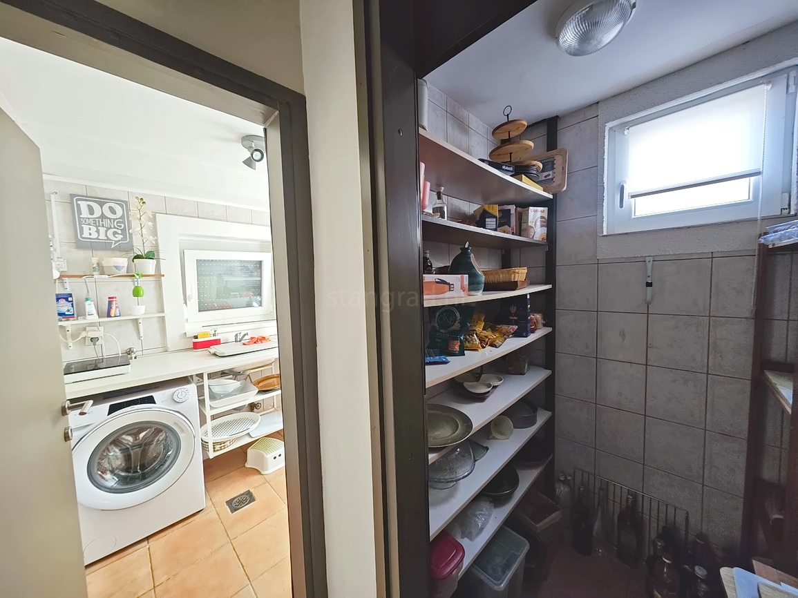 Njivice, enonadstropna hiša na odlični lokaciji v bližini morja!