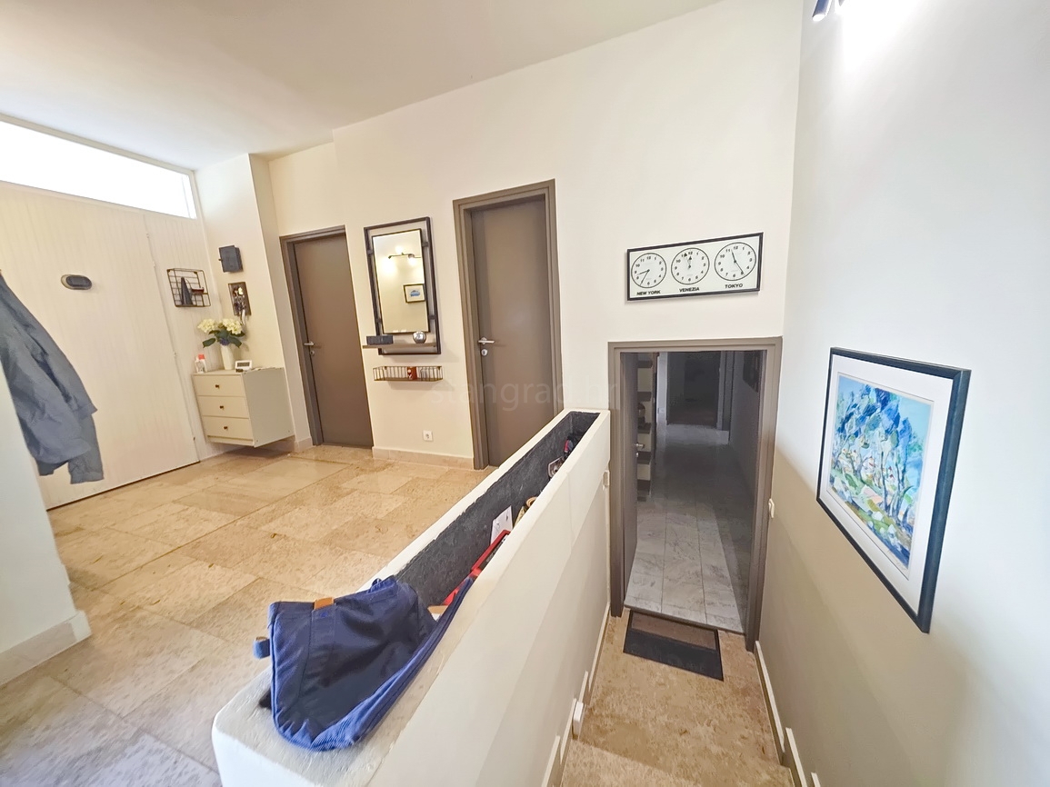 Njivice, enonadstropna hiša na odlični lokaciji v bližini morja!