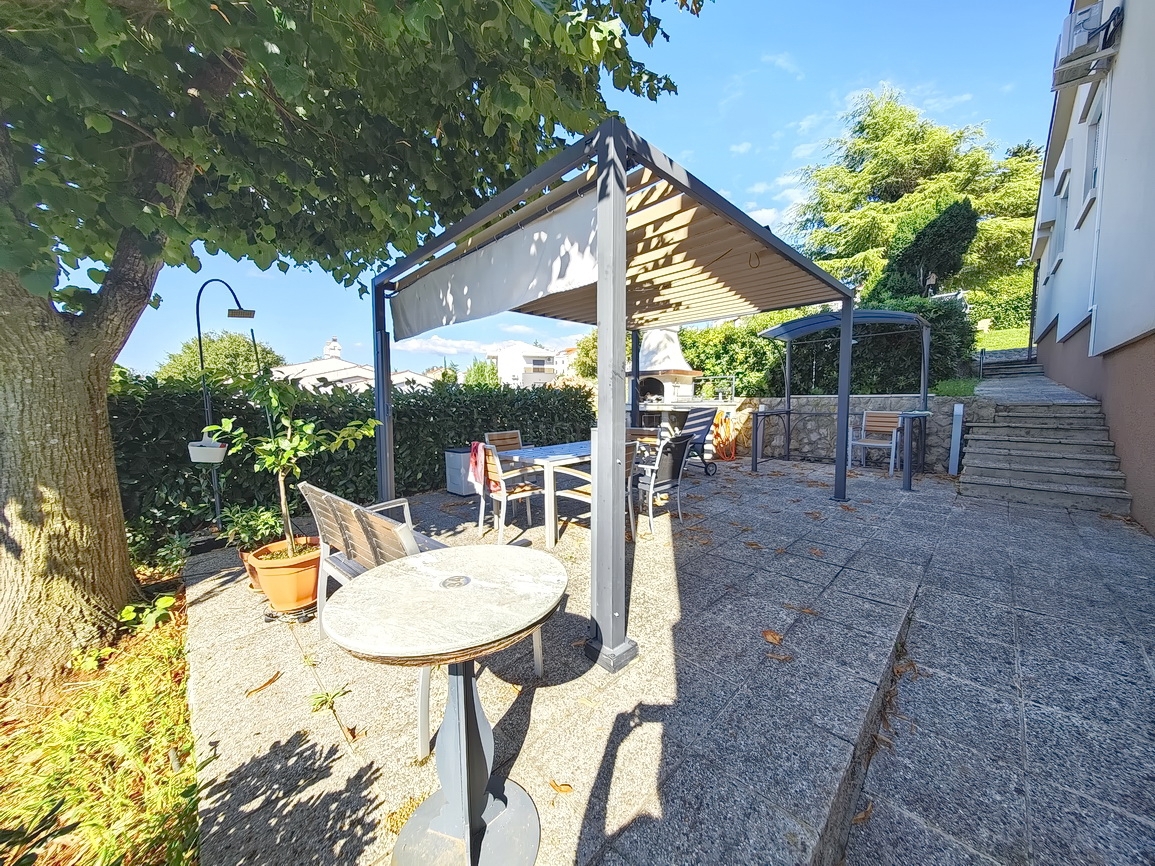 Njivice, enonadstropna hiša na odlični lokaciji v bližini morja!