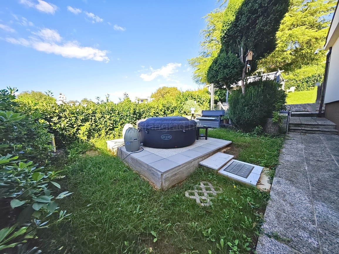 Njivice, enonadstropna hiša na odlični lokaciji v bližini morja!