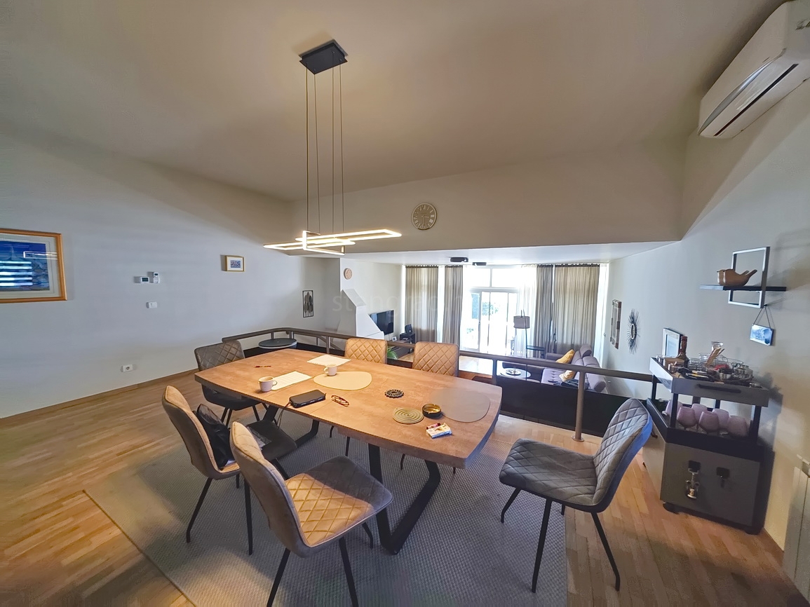 Njivice, enonadstropna hiša na odlični lokaciji v bližini morja!