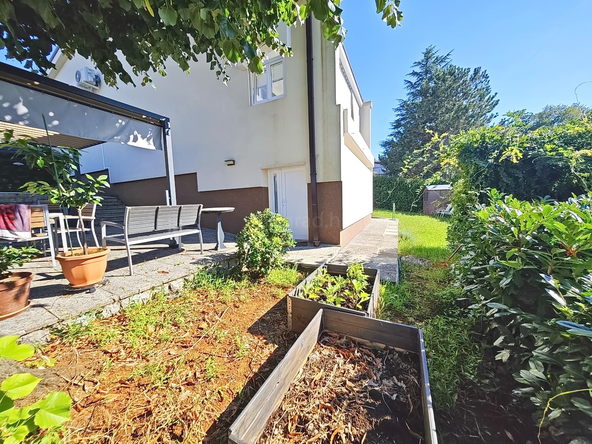 Njivice, enonadstropna hiša na odlični lokaciji v bližini morja!