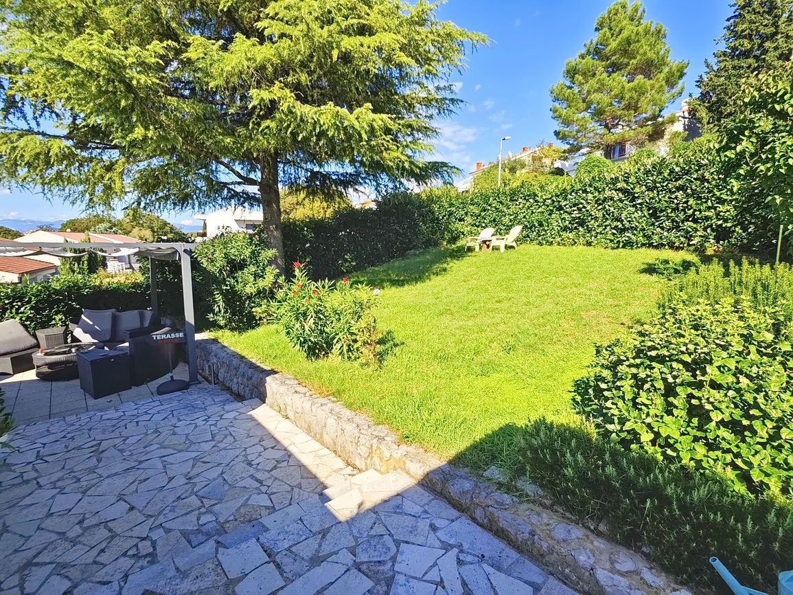 Njivice, enonadstropna hiša na odlični lokaciji v bližini morja!