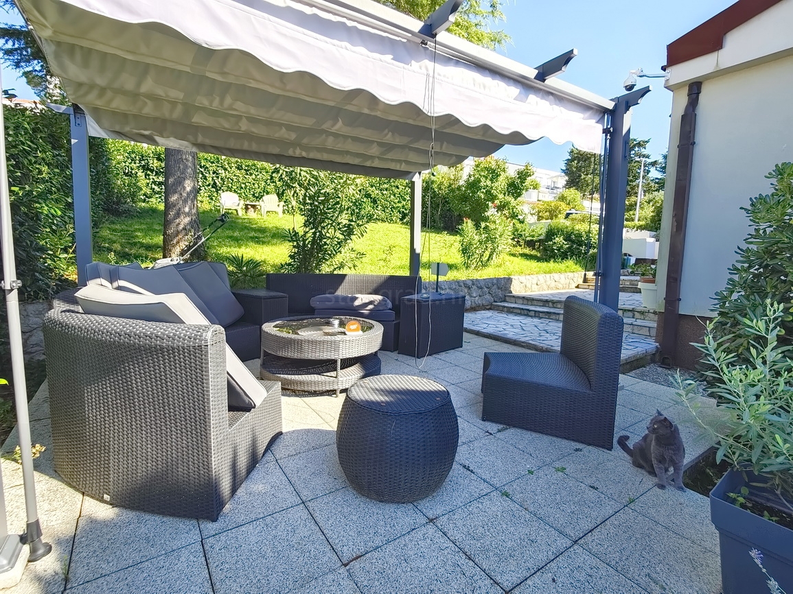 Njivice, enonadstropna hiša na odlični lokaciji v bližini morja!