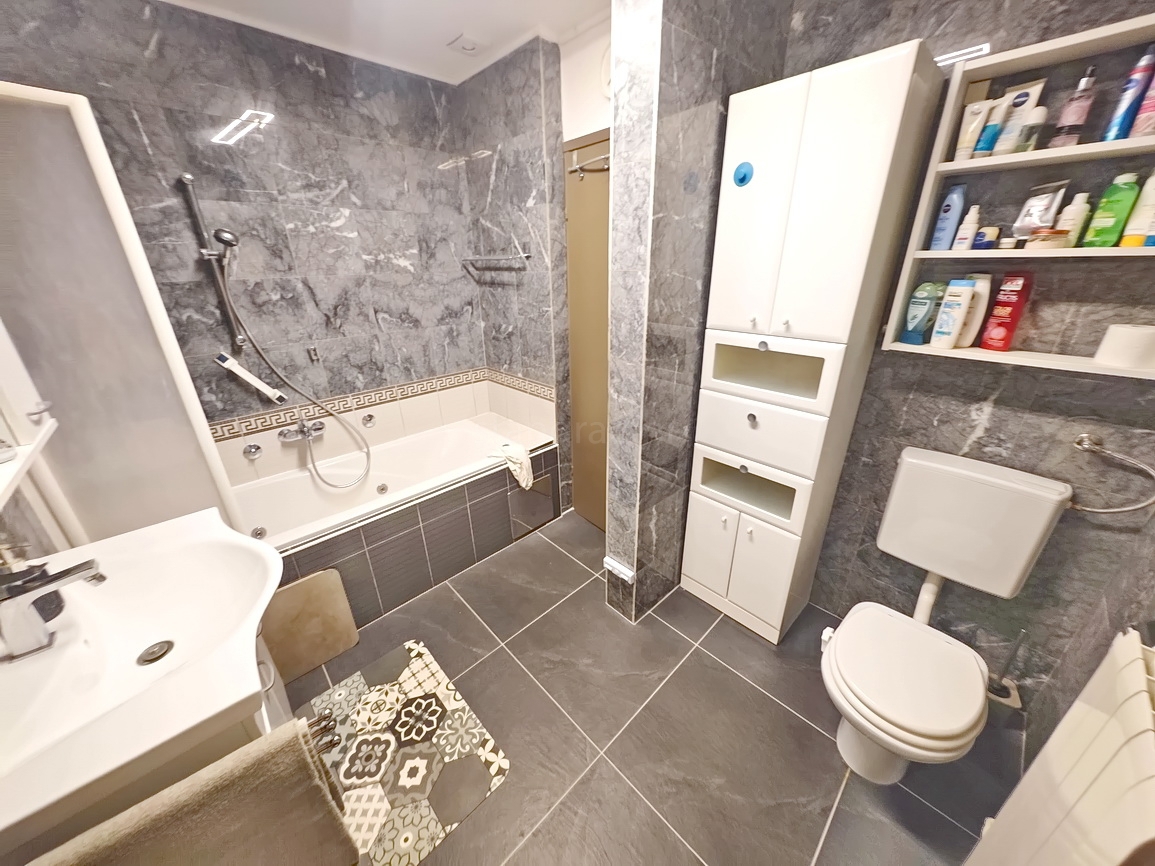 Njivice, enonadstropna hiša na odlični lokaciji v bližini morja!