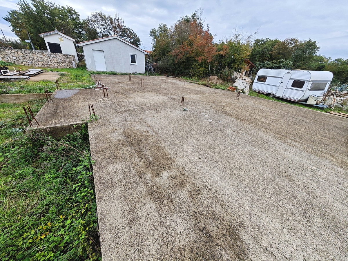 Okolica Krka, gradbeno zemljišče z gradbenim dovoljenjem na mirni lokaciji!