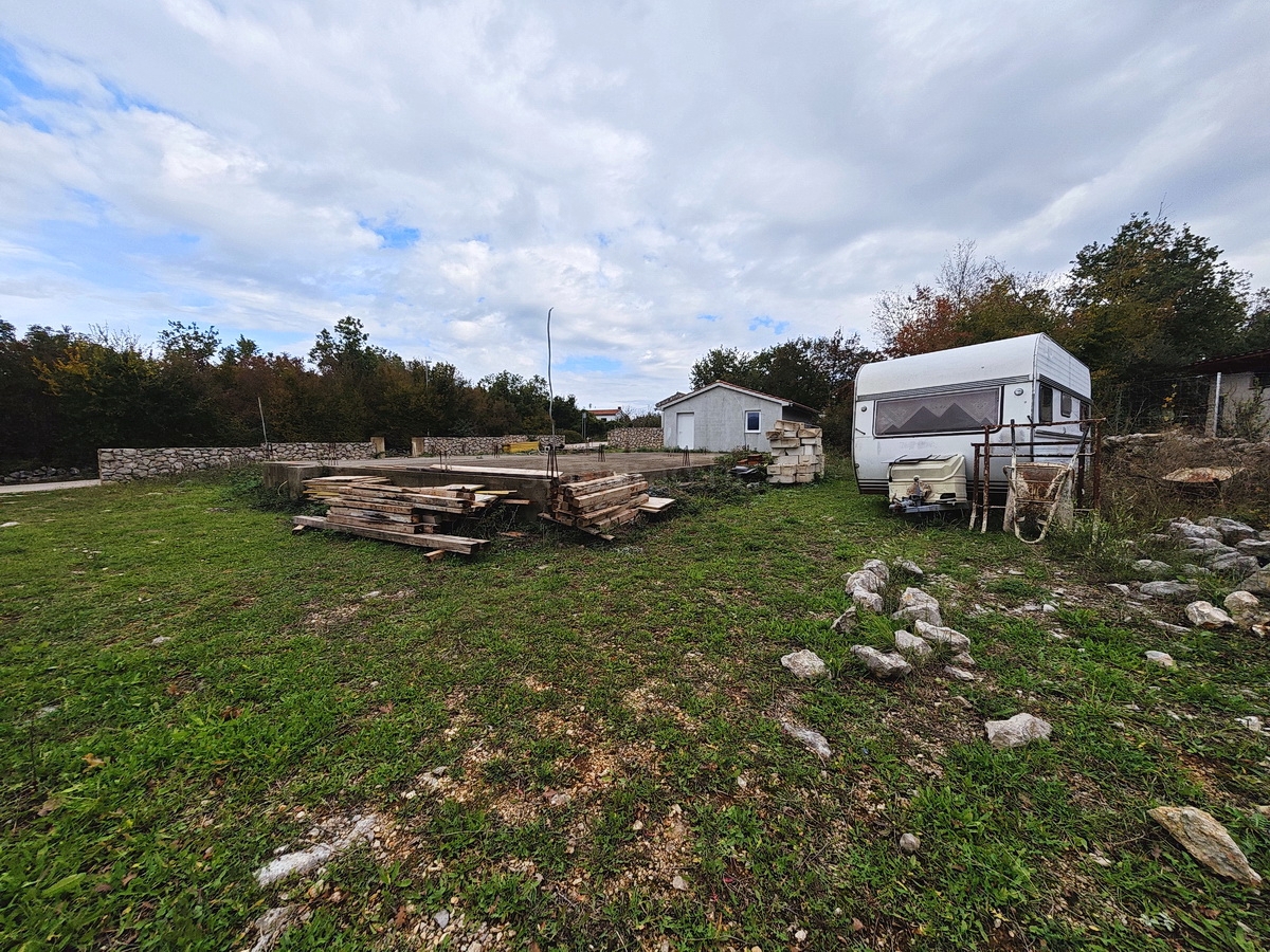 Okolica Krka, gradbeno zemljišče z gradbenim dovoljenjem na mirni lokaciji!