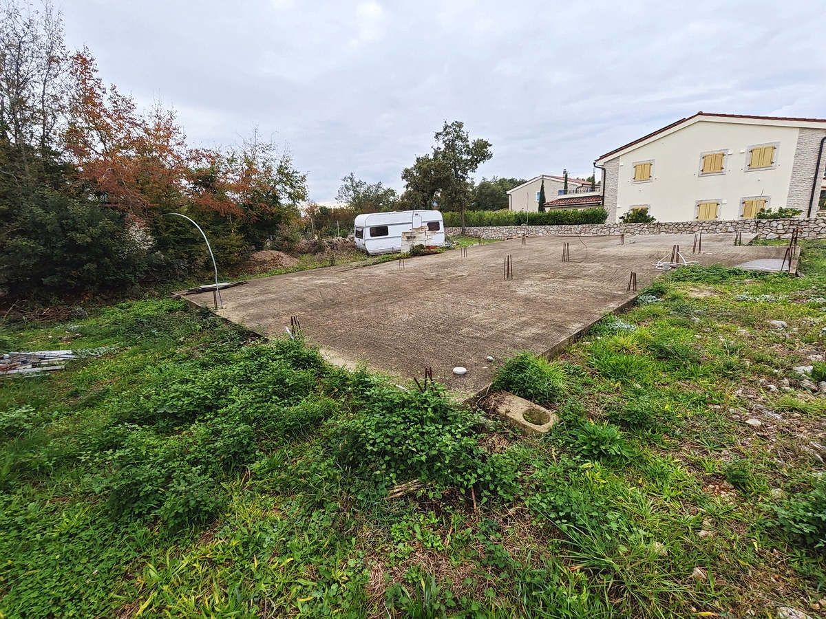 Okolica Krka, gradbeno zemljišče z gradbenim dovoljenjem na mirni lokaciji!