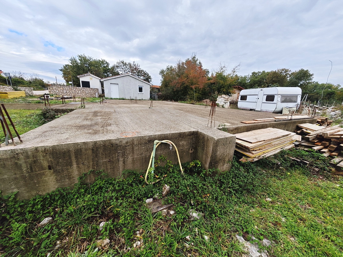 Okolica Krka, gradbeno zemljišče z gradbenim dovoljenjem na mirni lokaciji!