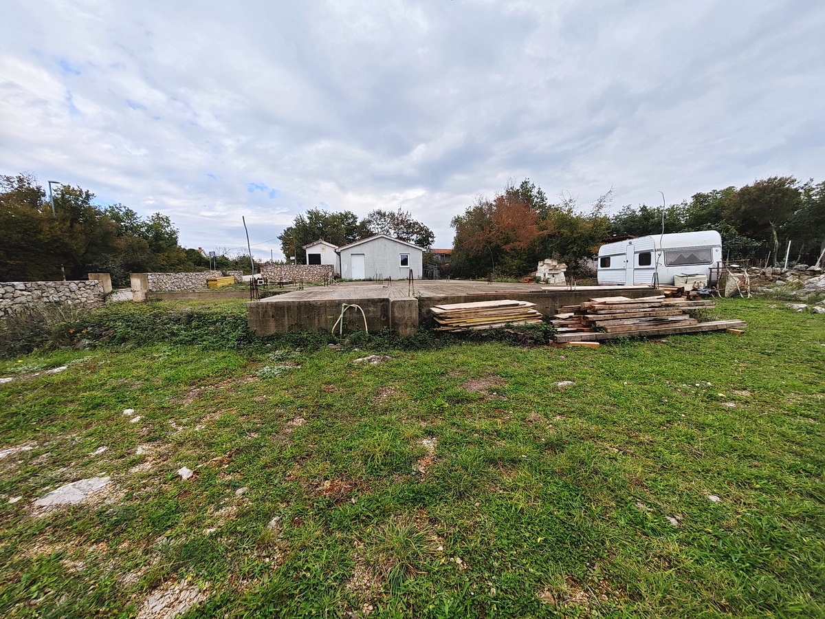 Okolica Krka, gradbeno zemljišče z gradbenim dovoljenjem na mirni lokaciji!