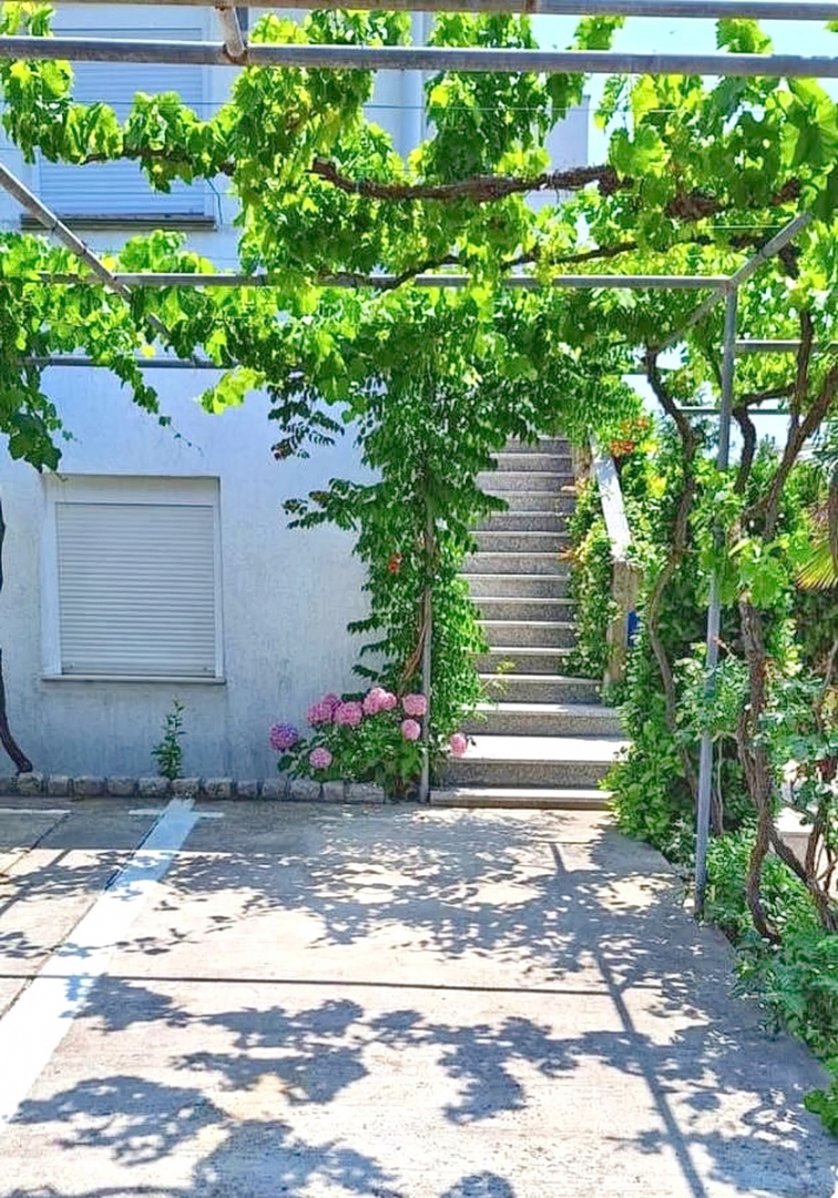 Krk, garsonjera v pritličju z vrtom!