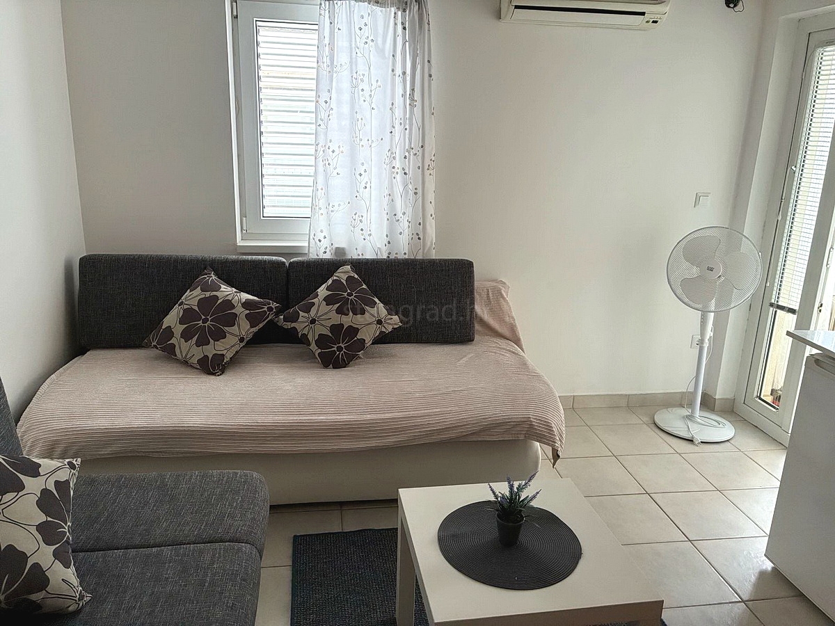 Novi Vinodolski, opremljena garsonjera v centru, 200 m od morja! Priložnost!