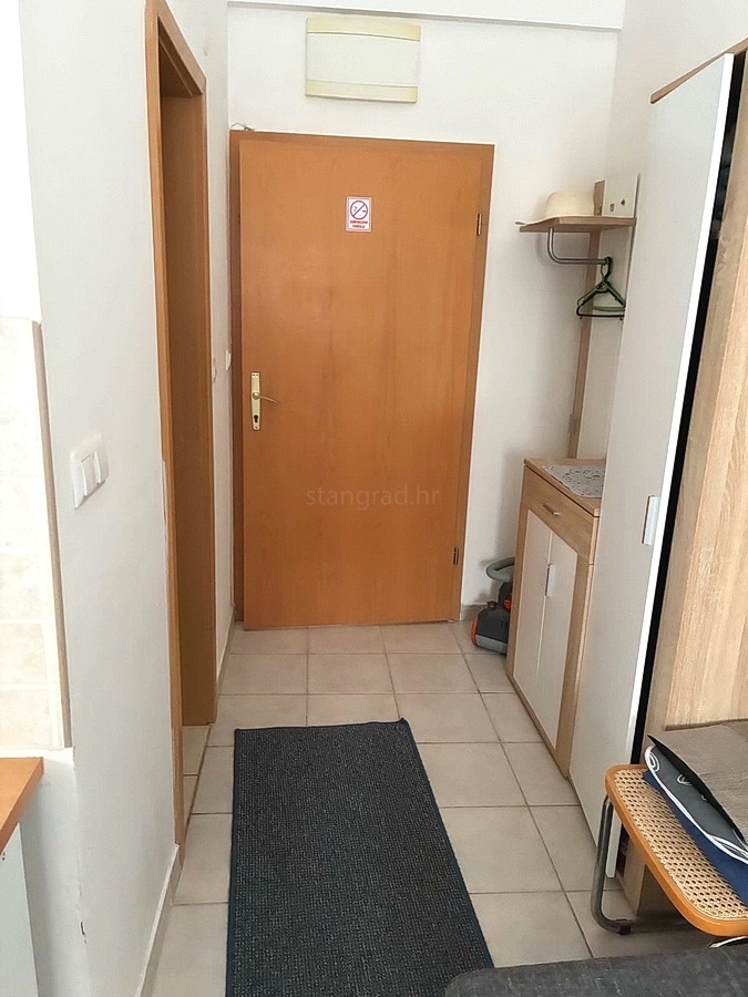 Novi Vinodolski, opremljena garsonjera v centru, 200 m od morja! Priložnost!