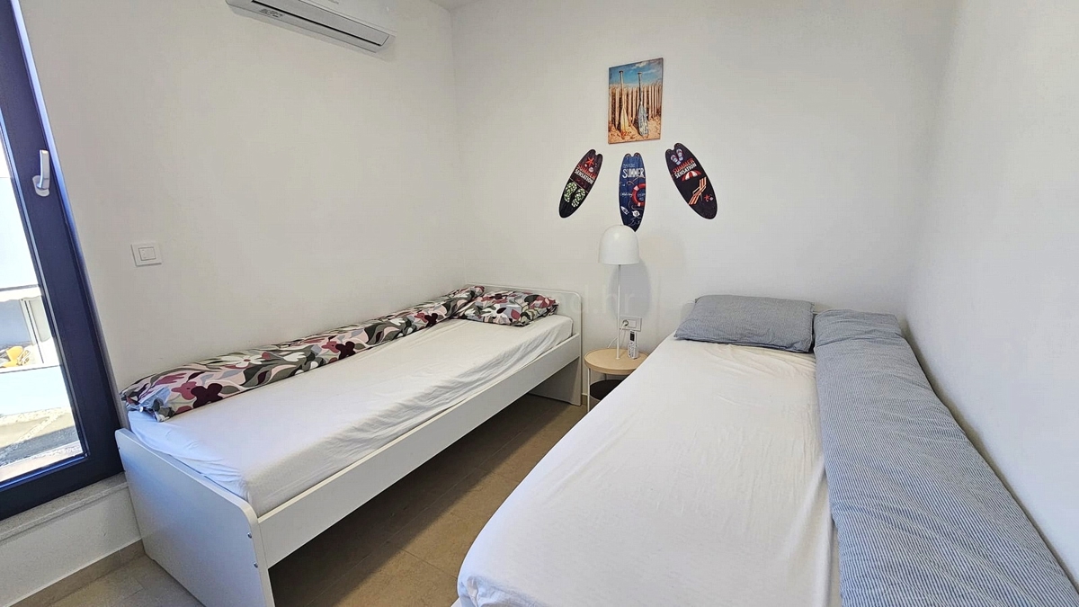 Omišalj, nov pritlični stan z vrtom in pogledom na morje!