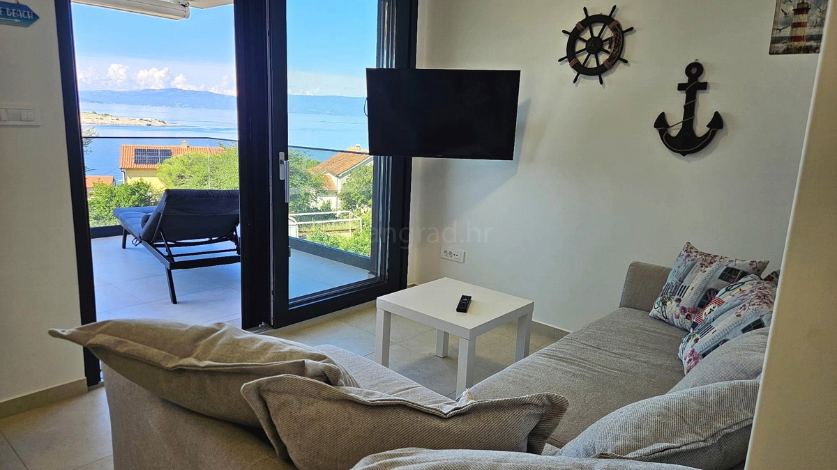 Omišalj, nov pritlični stan z vrtom in pogledom na morje!