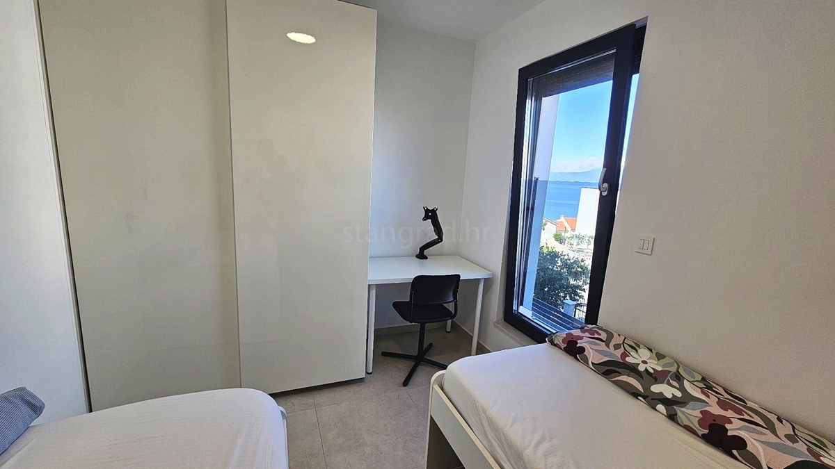 Omišalj, nov pritlični stan z vrtom in pogledom na morje!