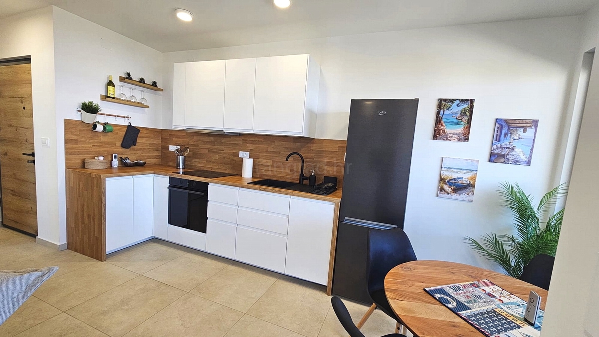 Omišalj, nov pritlični stan z vrtom in pogledom na morje!