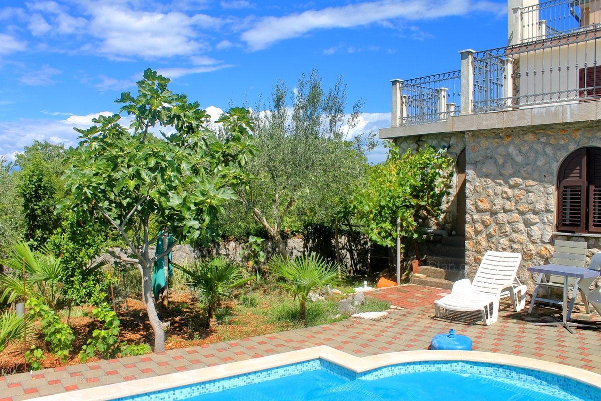 Okolica Dobrinja, hiša s 5 apartmaji z možnostjo preureditve v penzion, PRODAJA!