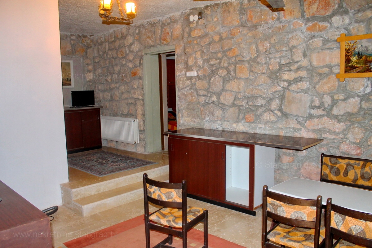 Okolica Dobrinja, hiša s 5 apartmaji z možnostjo preureditve v penzion, PRODAJA!