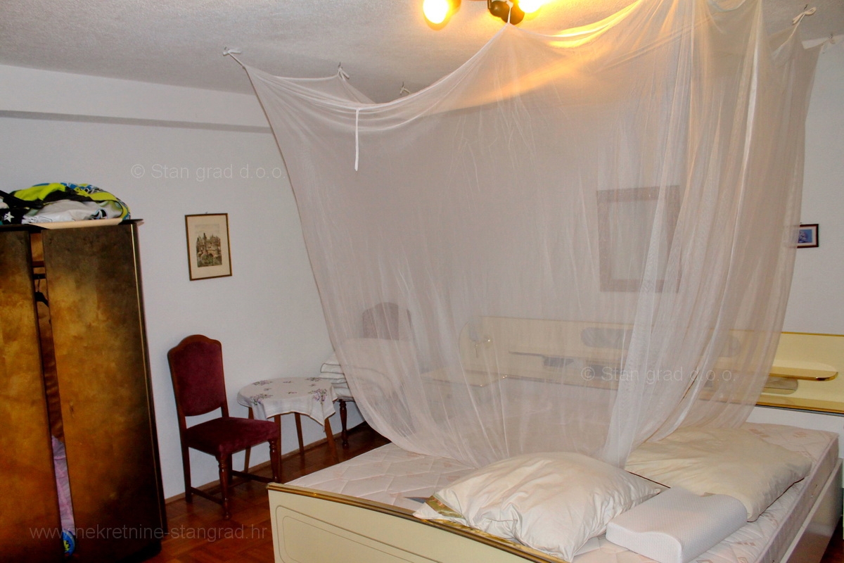 Okolica Dobrinja, hiša s 5 apartmaji z možnostjo preureditve v penzion, PRODAJA!