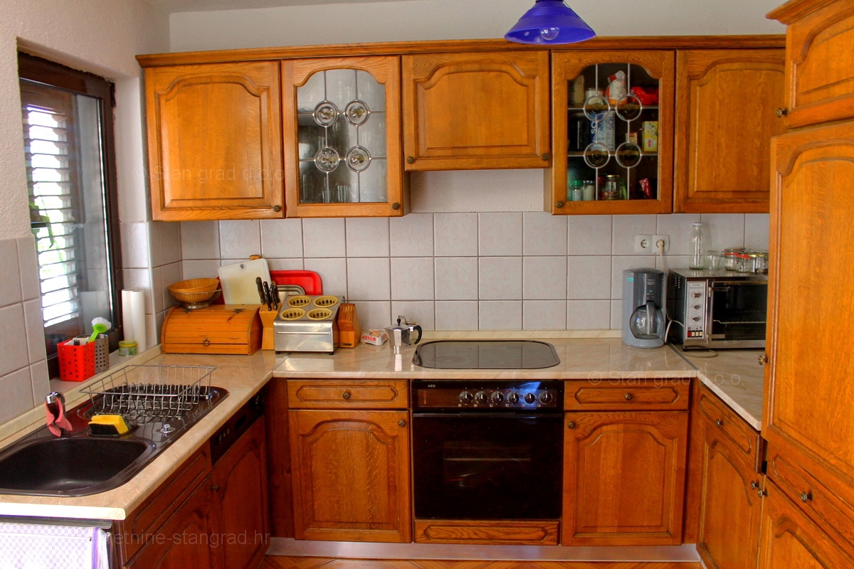 Okolica Dobrinja, hiša s 5 apartmaji z možnostjo preureditve v penzion, PRODAJA!