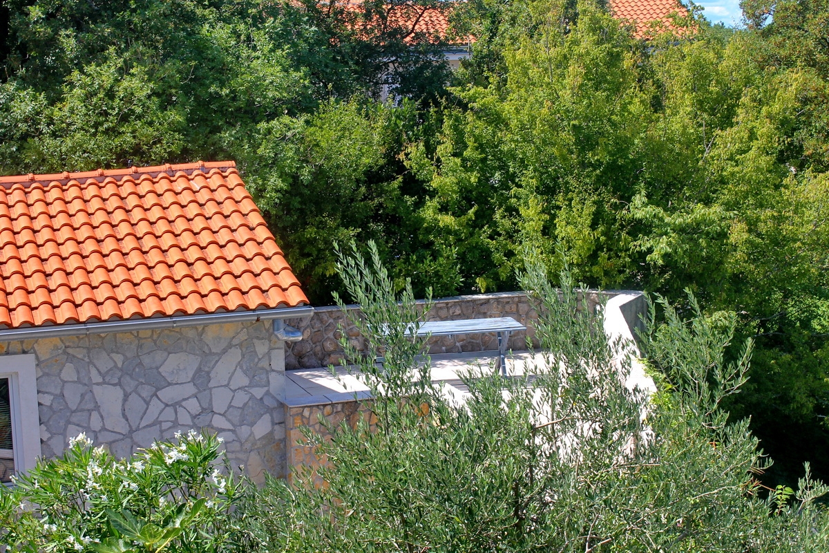 Okolica Dobrinja, hiša s 5 apartmaji z možnostjo preureditve v penzion, PRODAJA!