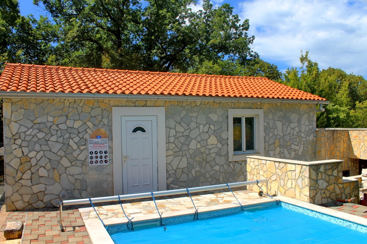 Okolica Dobrinja, hiša s 5 apartmaji z možnostjo preureditve v penzion, PRODAJA!