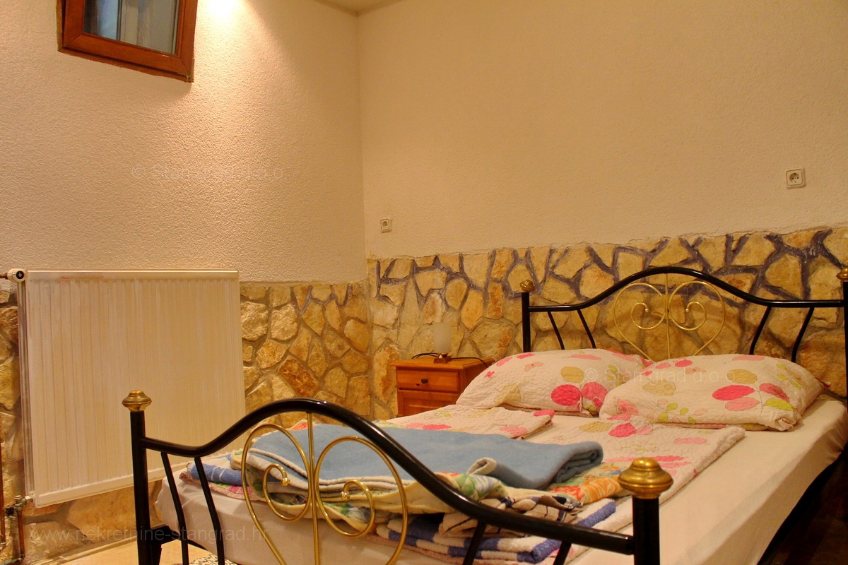 Okolica Dobrinja, hiša s 5 apartmaji z možnostjo preureditve v penzion, PRODAJA!