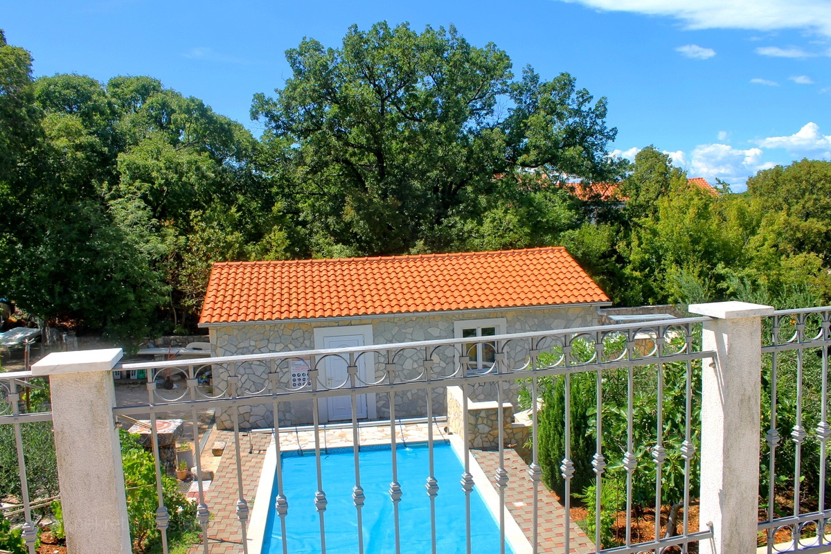 Okolica Dobrinja, hiša s 5 apartmaji z možnostjo preureditve v penzion, PRODAJA!