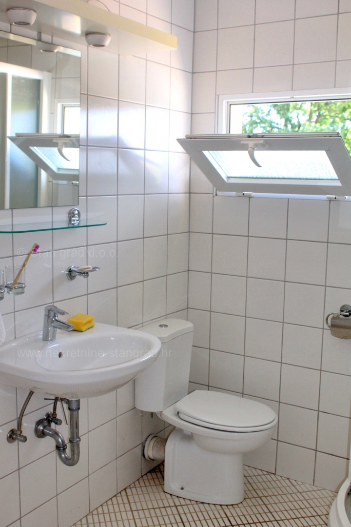 Okolica Dobrinja, hiša s 5 apartmaji z možnostjo preureditve v penzion, PRODAJA!