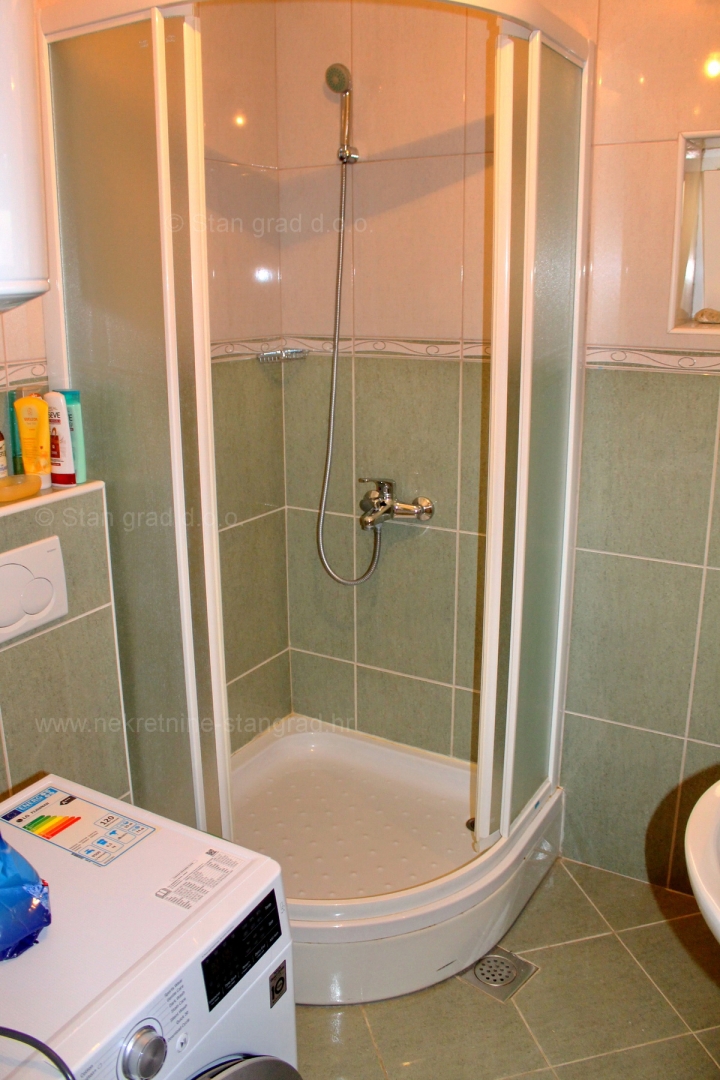Okolica Dobrinja, hiša s 5 apartmaji z možnostjo preureditve v penzion, PRODAJA!