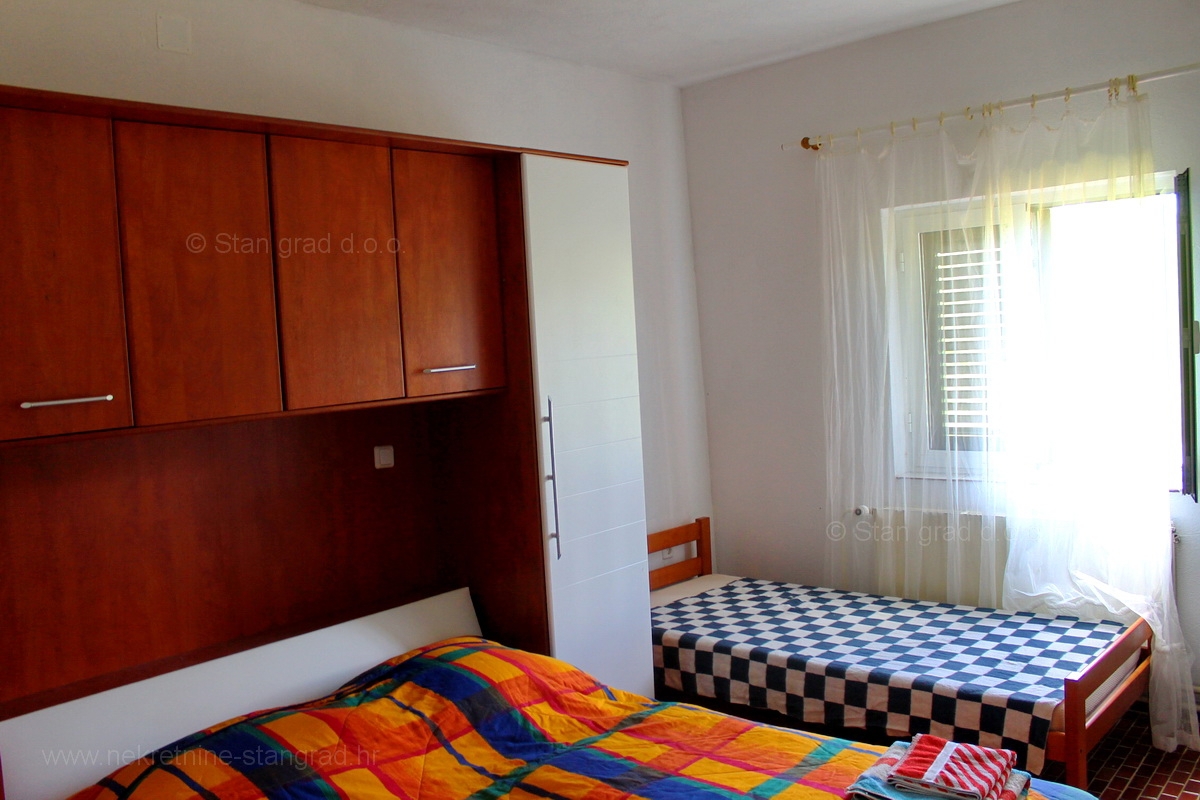 Okolica Dobrinja, hiša s 5 apartmaji z možnostjo preureditve v penzion, PRODAJA!