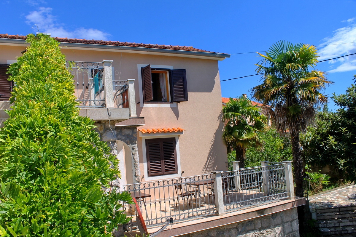 Okolica Dobrinja, hiša s 5 apartmaji z možnostjo preureditve v penzion, PRODAJA!