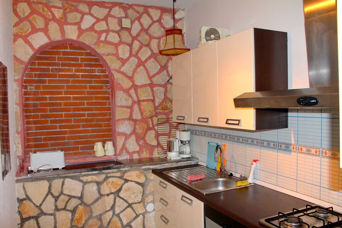 Okolica Dobrinja, hiša s 5 apartmaji z možnostjo preureditve v penzion, PRODAJA!