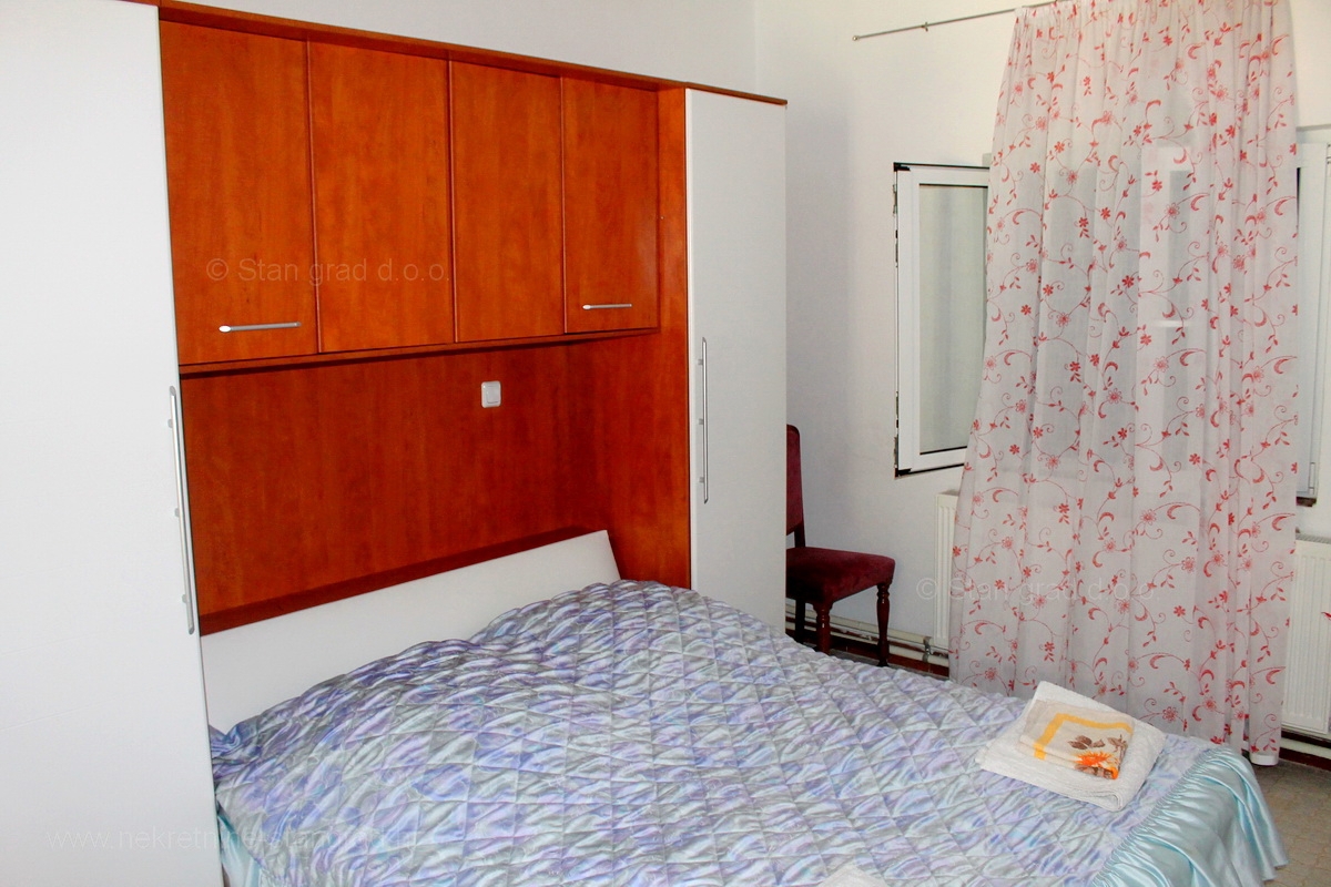 Okolica Dobrinja, hiša s 5 apartmaji z možnostjo preureditve v penzion, PRODAJA!