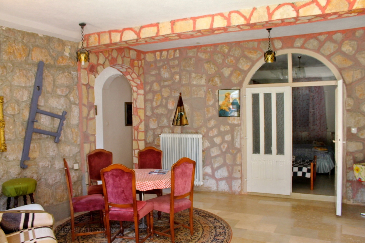 Okolica Dobrinja, hiša s 5 apartmaji z možnostjo preureditve v penzion, PRODAJA!