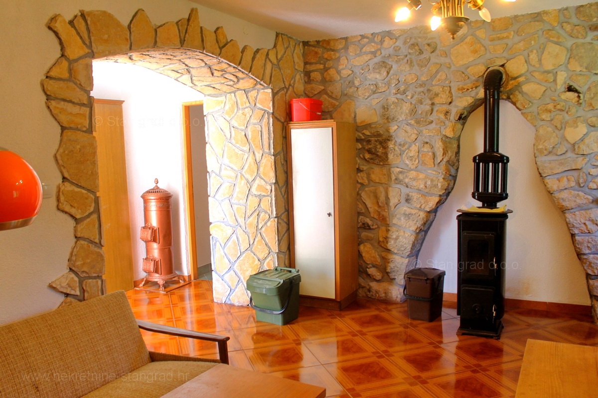 Okolica Dobrinja, hiša s 5 apartmaji z možnostjo preureditve v penzion, PRODAJA!
