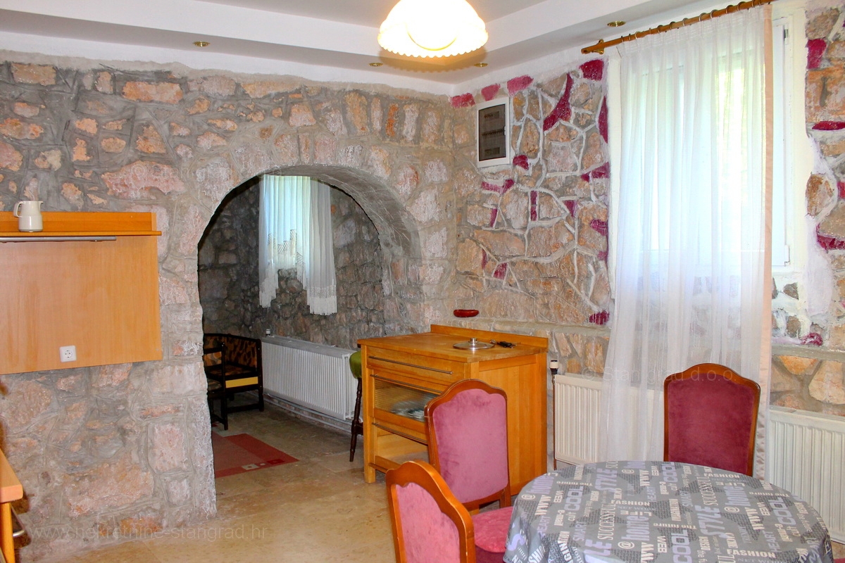 Okolica Dobrinja, hiša s 5 apartmaji z možnostjo preureditve v penzion, PRODAJA!