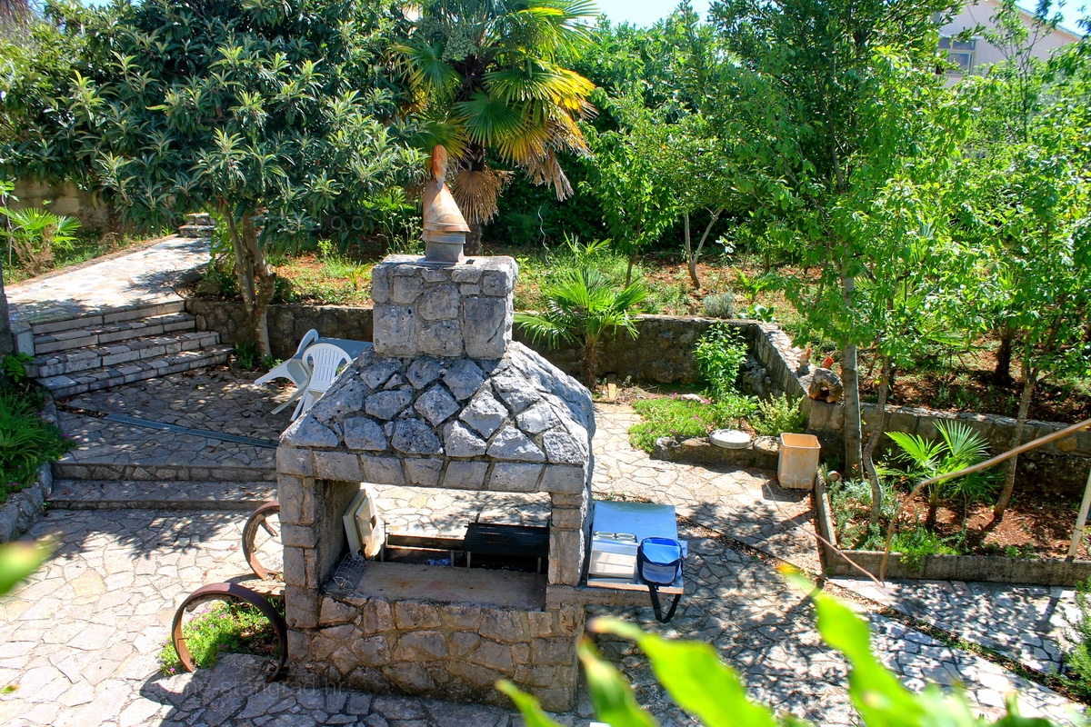 Okolica Dobrinja, hiša s 5 apartmaji z možnostjo preureditve v penzion, PRODAJA!