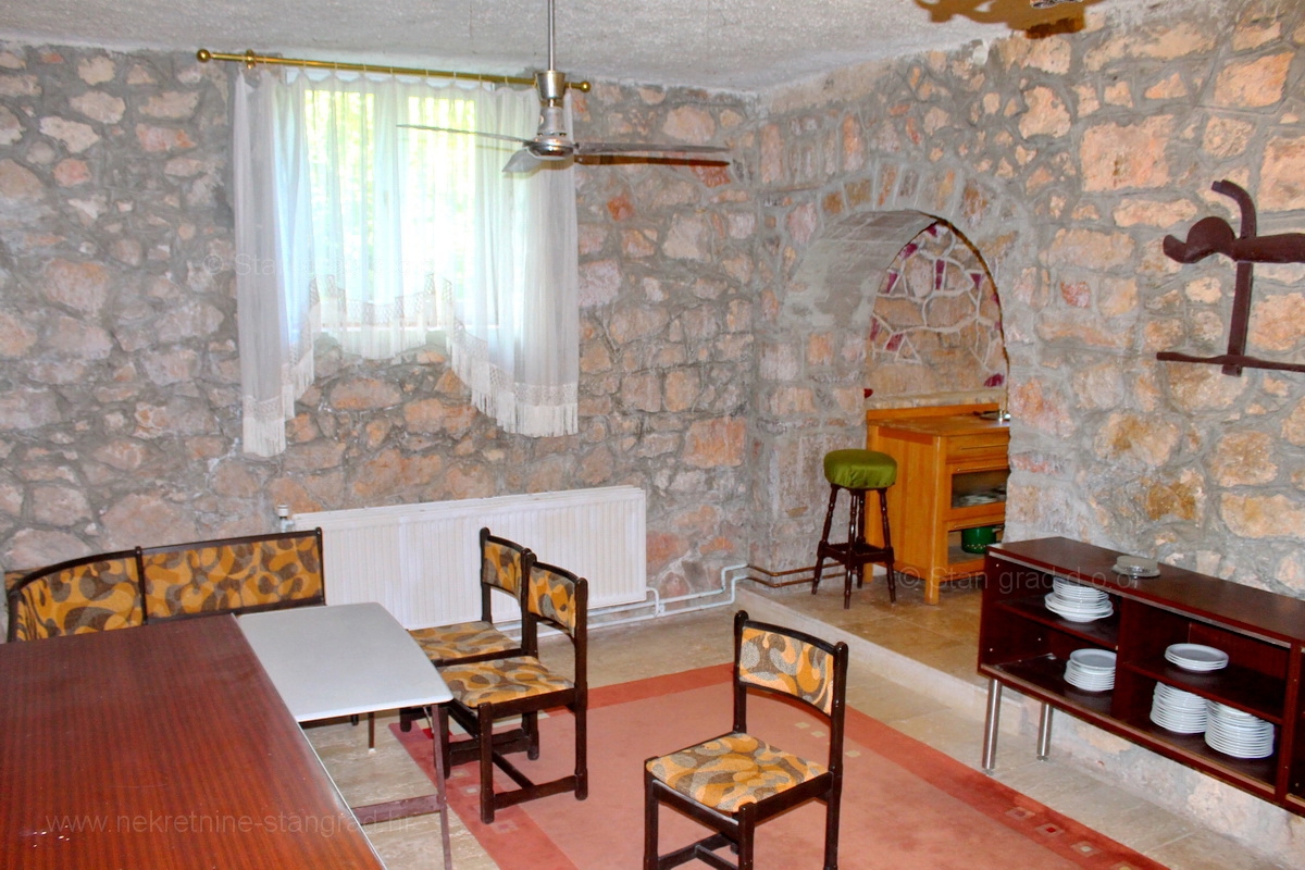 Okolica Dobrinja, hiša s 5 apartmaji z možnostjo preureditve v penzion, PRODAJA!