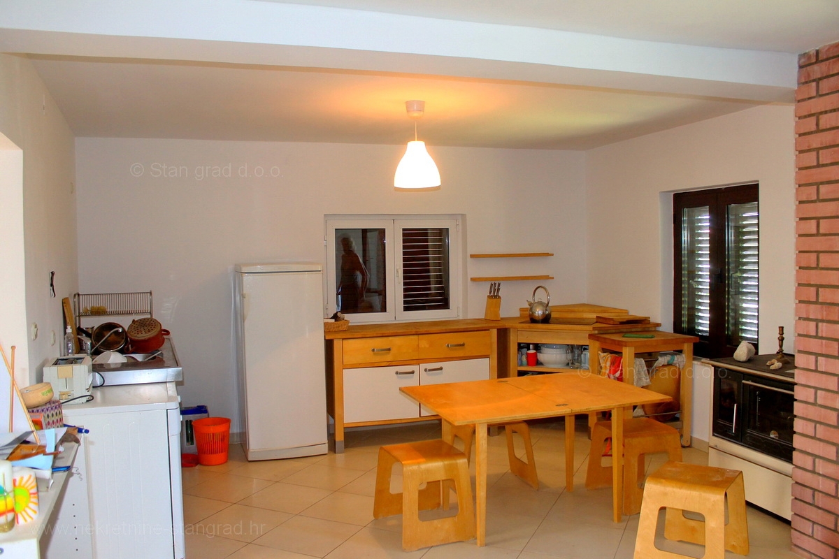 Okolica Dobrinja, hiša s 5 apartmaji z možnostjo preureditve v penzion, PRODAJA!