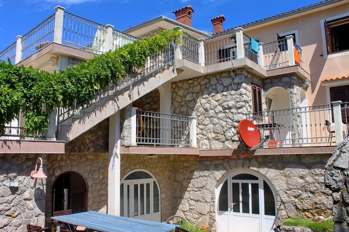 Okolica Dobrinja, hiša s 5 apartmaji z možnostjo preureditve v penzion, PRODAJA!
