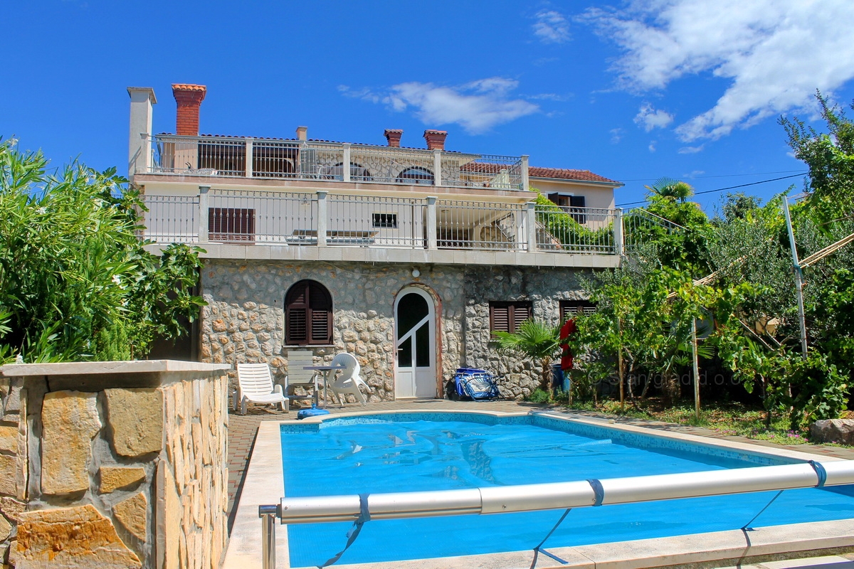 Okolica Dobrinja, hiša s 5 apartmaji z možnostjo preureditve v penzion, PRODAJA!