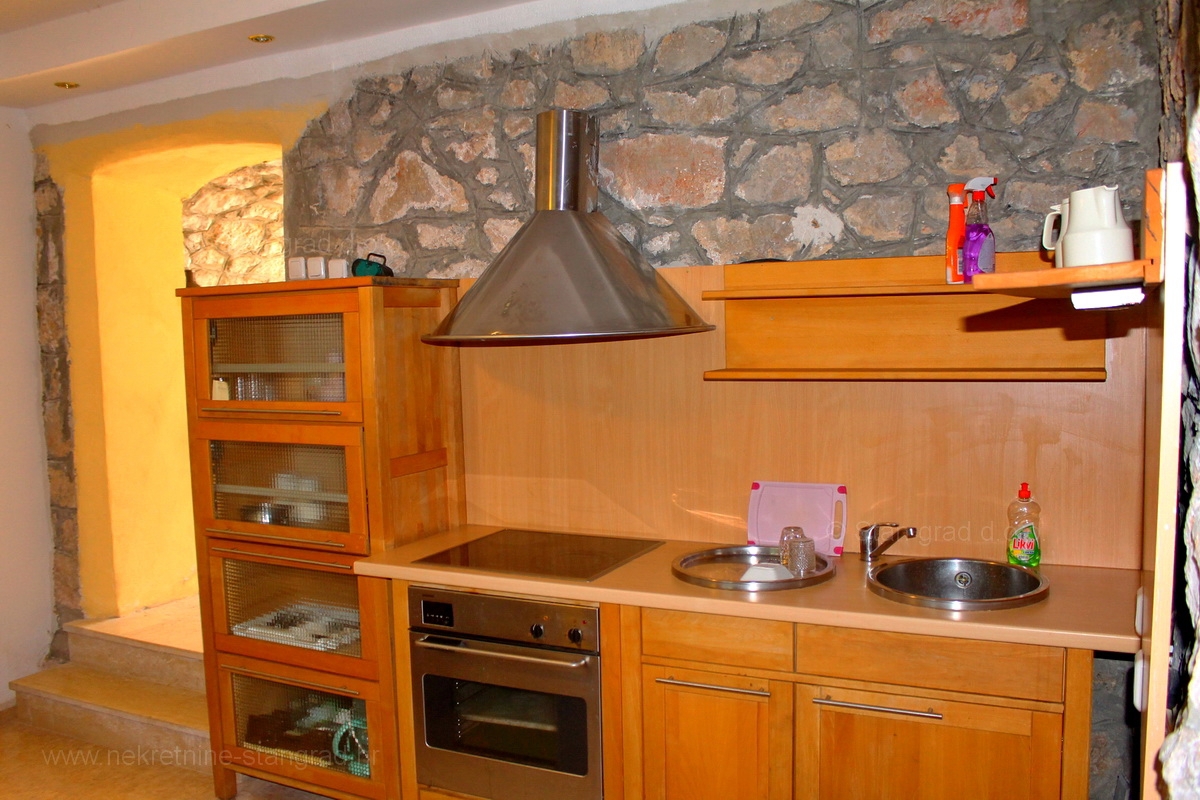 Okolica Dobrinja, hiša s 5 apartmaji z možnostjo preureditve v penzion, PRODAJA!